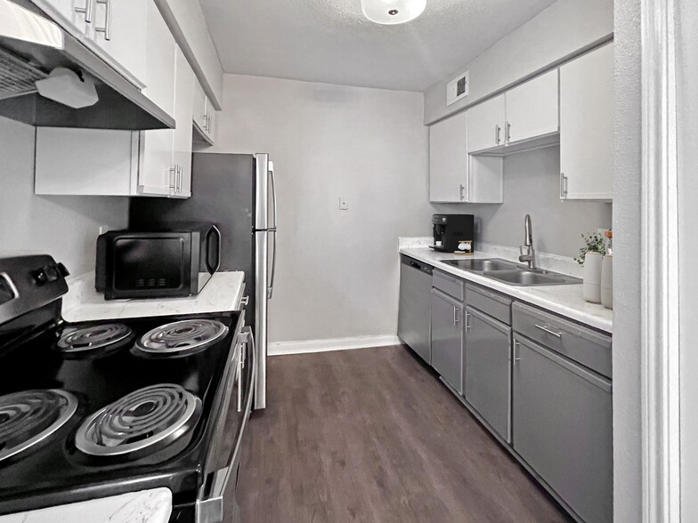 Sunlit kitchen with stylish finishes - Memorial Fountain
