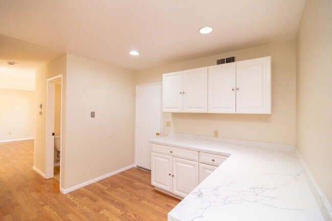 Building Photo - 932 Oak Glen Ln
