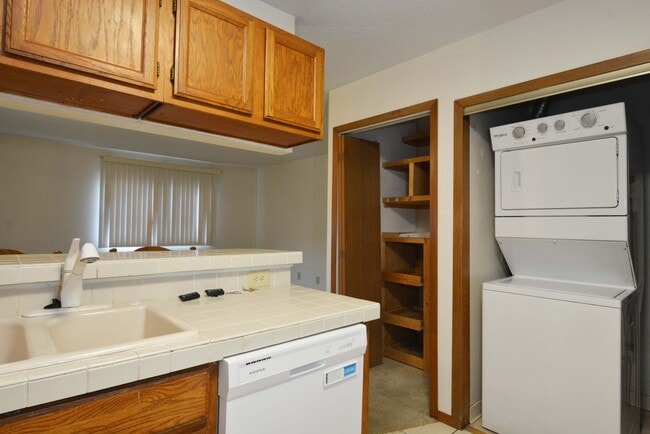 Building Photo - Beautiful 2-Bed 1-Bath Home Available in O...