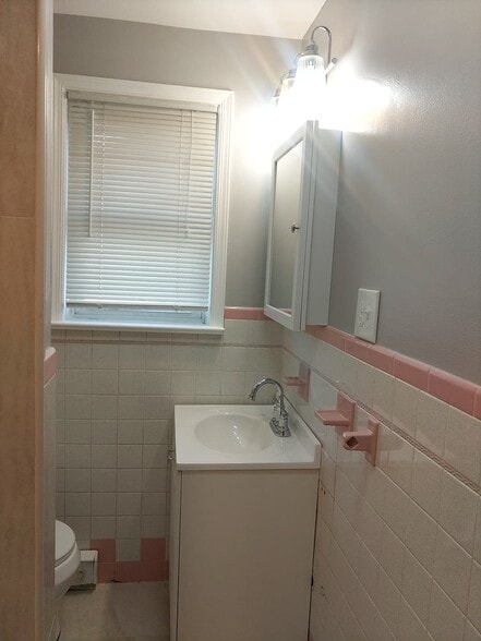 Bathroom - 233 Pope St