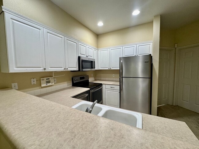 Building Photo - Secluded Renton Townhome