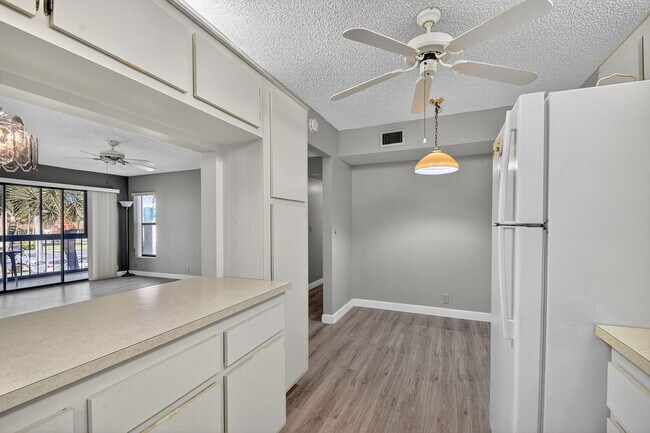 Building Photo - 805 Sky Pine Way