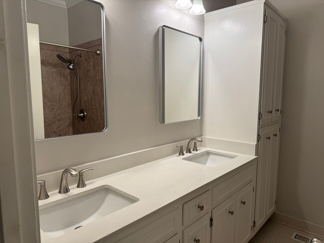 Building Photo - 2BR Bellevue Townhome