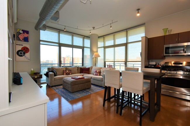 Building Photo - Stunning 2BR 2BA Corner Condo Blocks from ...