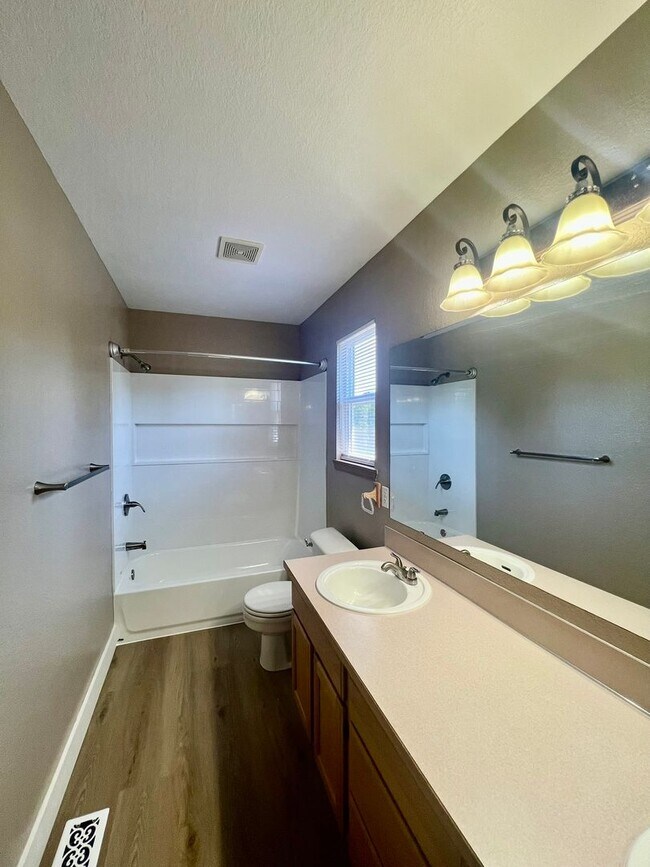 Building Photo - Well Maintained and Spacious 4 Bed