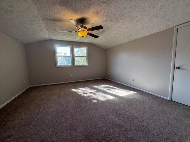 Building Photo - 1560 W County Rd