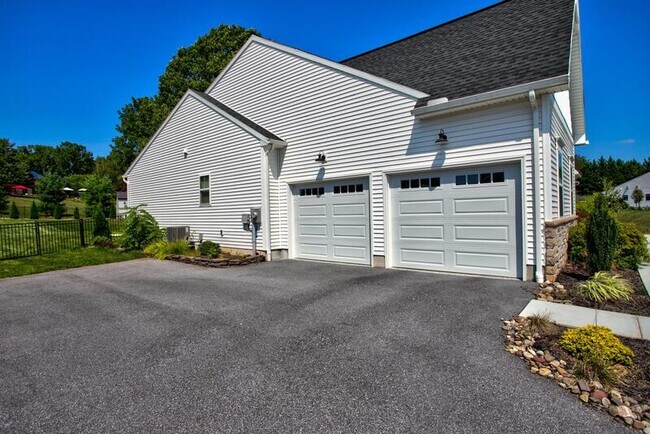 Building Photo - 161 E Valley Rd