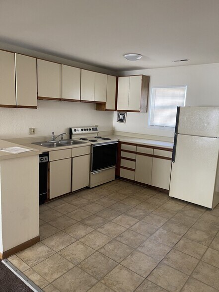 Building Photo - 1615 Sylvan Ln