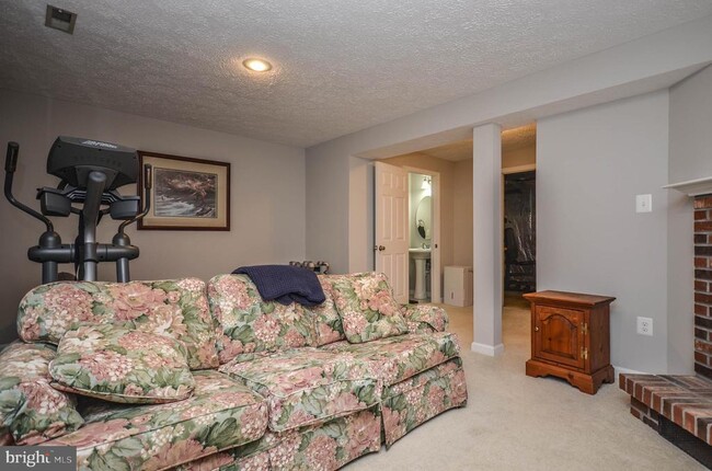 Building Photo - 27 Cross Country Ct