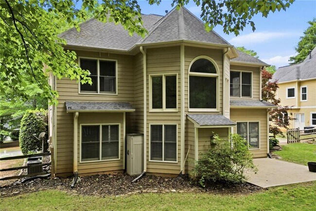 Building Photo - 2058 Woodside Park Dr