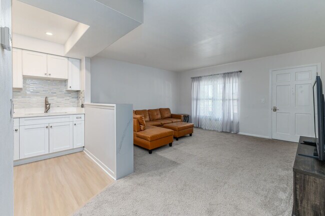 Building Photo - 680 71st Ave N