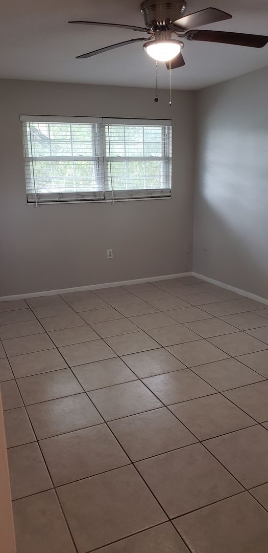 Building Photo - Cozy 2nd floor condo by Lake Underhill