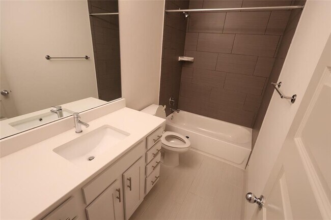 Building Photo - 2101 Town Centre Dr