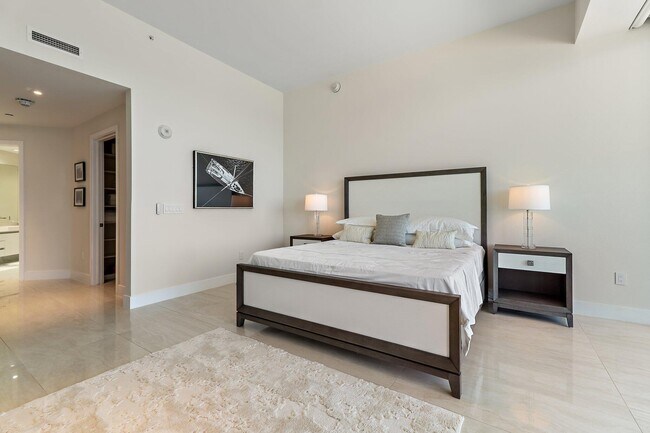 Building Photo - 3100 N Ocean Dr