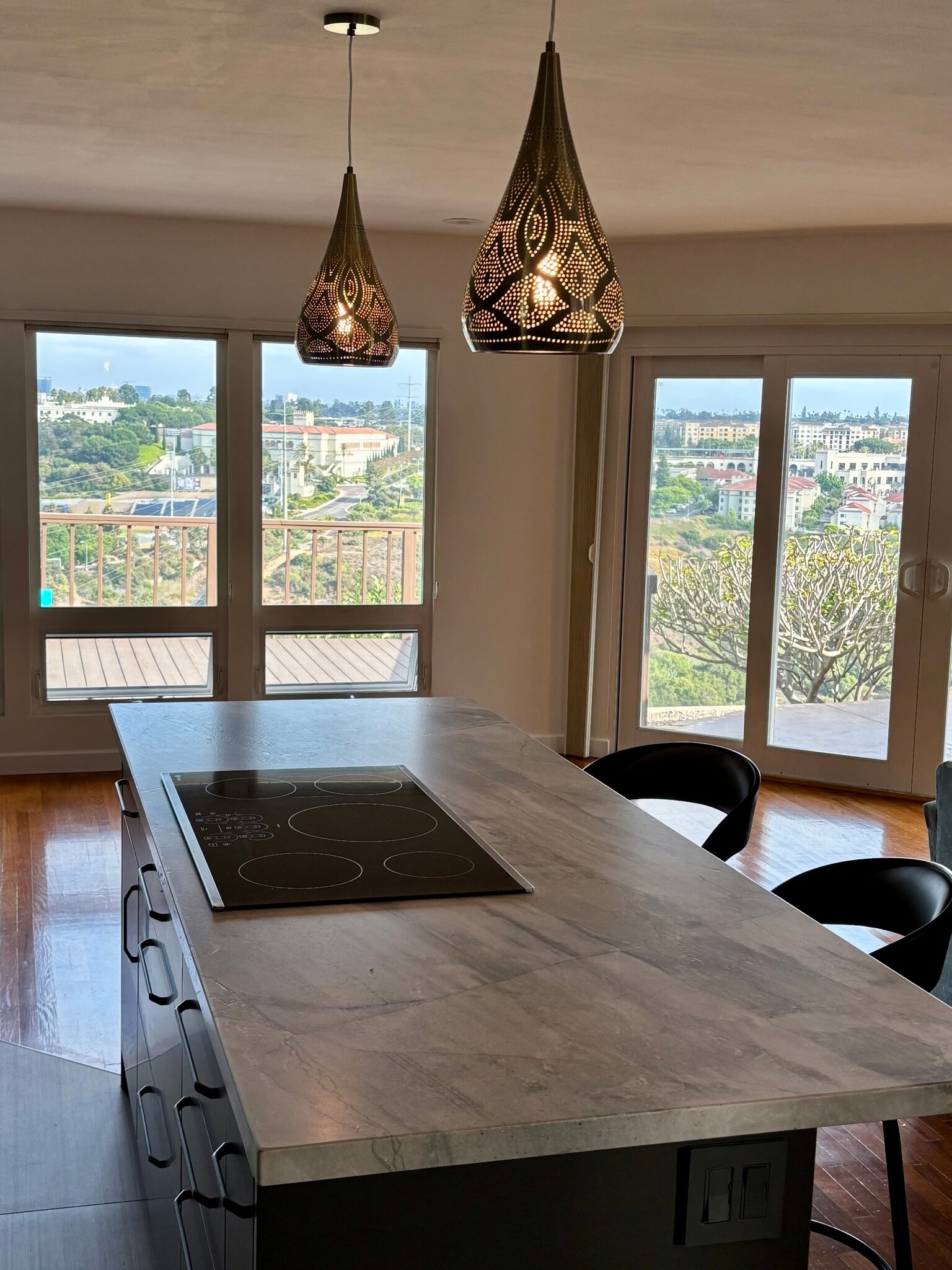 Spacious island with induction cooktop - 5121 September St