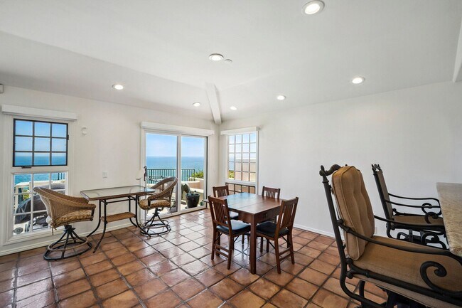 Building Photo - Dream home Located on the Bluff of Southwe...