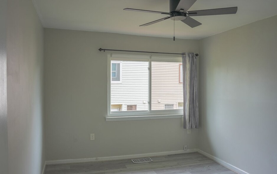 Building Photo - 8622 Village Square Dr