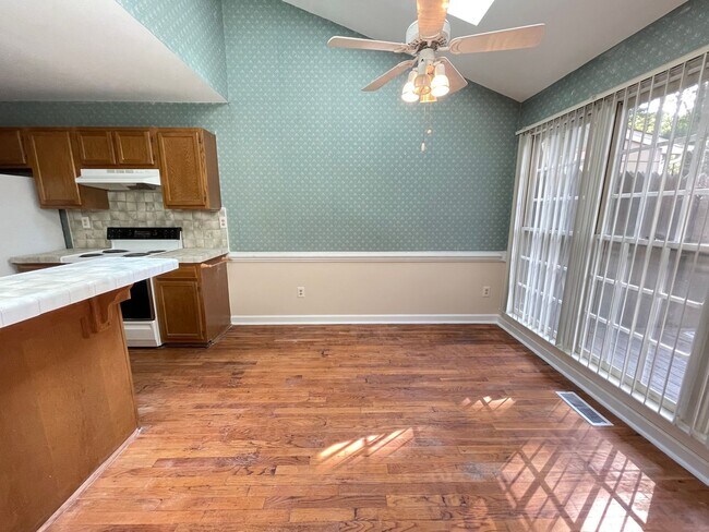Building Photo - Light & Airy Townhome in Downing Creek, wo...