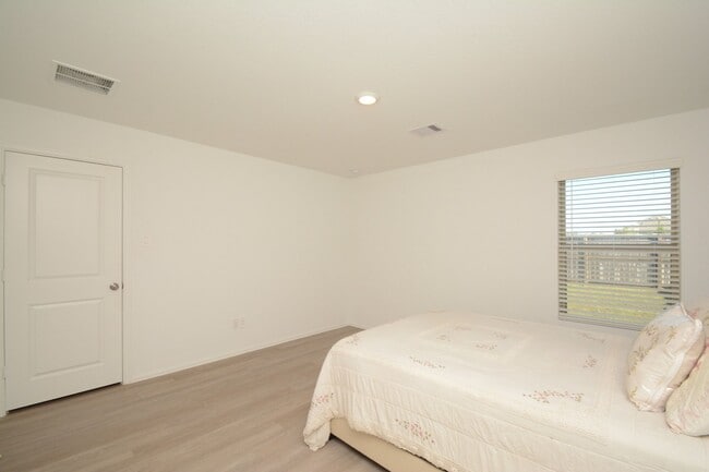 Building Photo - 379 Jewett Meadow Dr