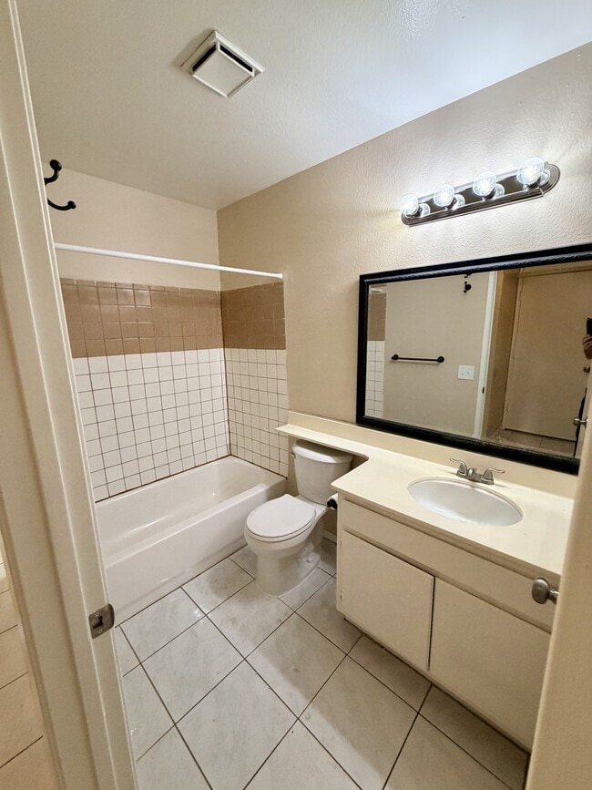 Building Photo - 2036 Orchard Dr