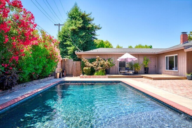 Building Photo - Stunning home located is sought after Northgate!