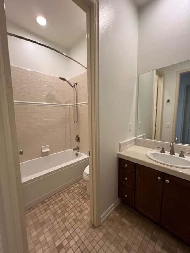 Building Photo - Spacious Single Story Home in Columbus Square