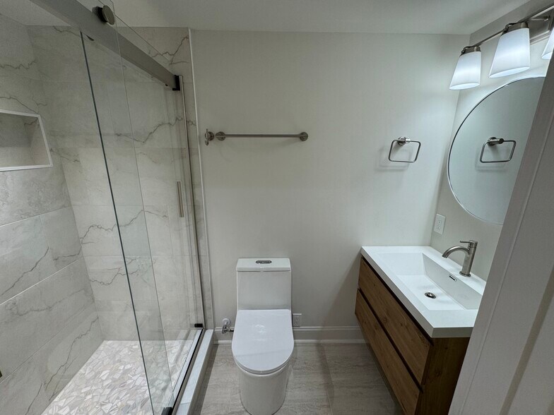 Building Photo - 886 Moore Rd