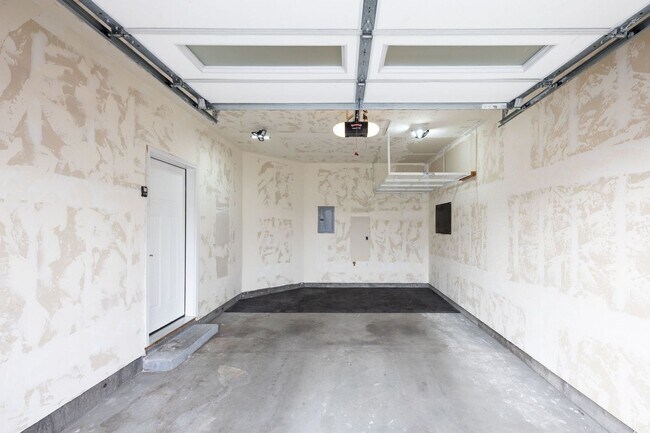 Building Photo - $300 off first month for February & March move-ins! - BEAUTIFUL 3 BED 2.5 BATH TOWNHOME IN SUGAR ...