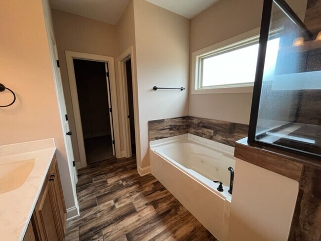 Building Photo - Renovated 4 Bedroom 2.5 Bath Home for Rent!