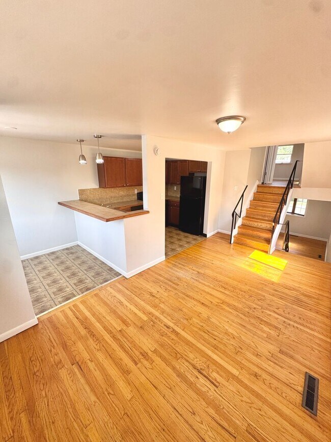Building Photo - SUPER CLEAN THREE BEDROOM TOWNHOME