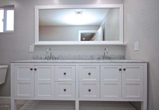 Building Photo - 2707 S Flint Cir