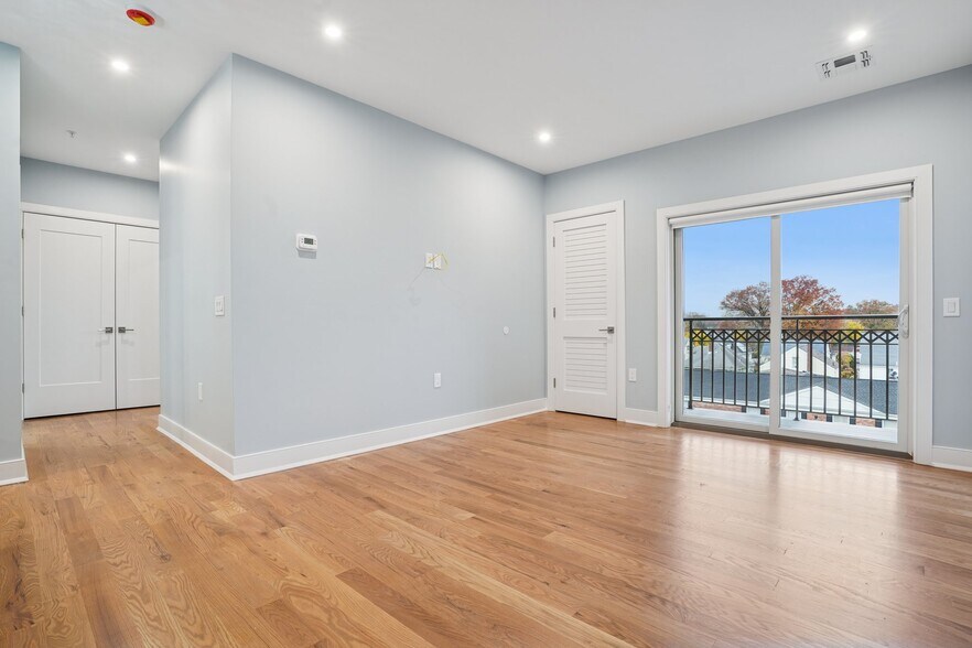 Living Room - 106 Montgomery St