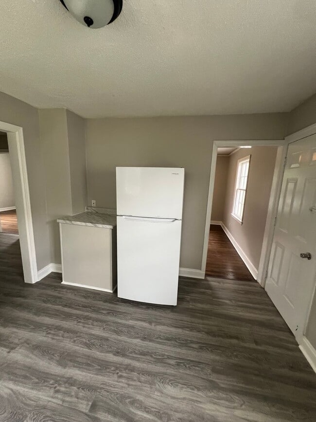 Building Photo - Two bedroom one bath