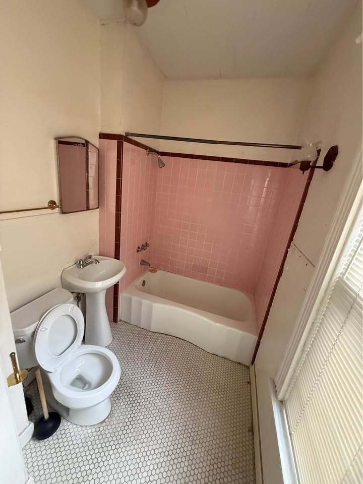 Building Photo - 8 Hurlbut St