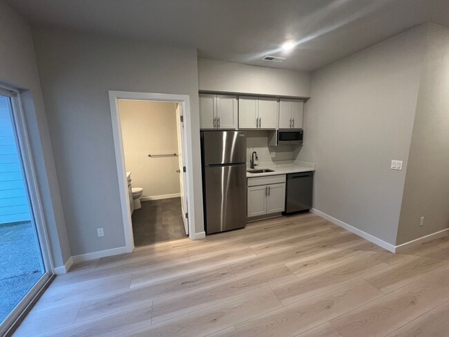 Building Photo - Stunning Tigard Home with Private In-Law Suite & Flexible Living Options