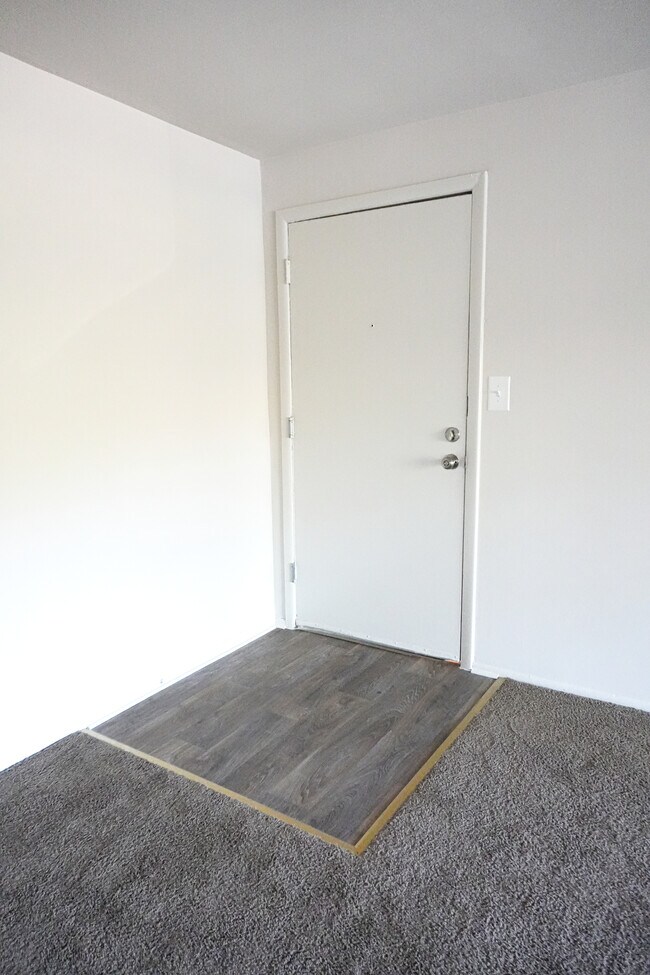 Foyer/Unit Enterance - 1663 N Forest Park Ave
