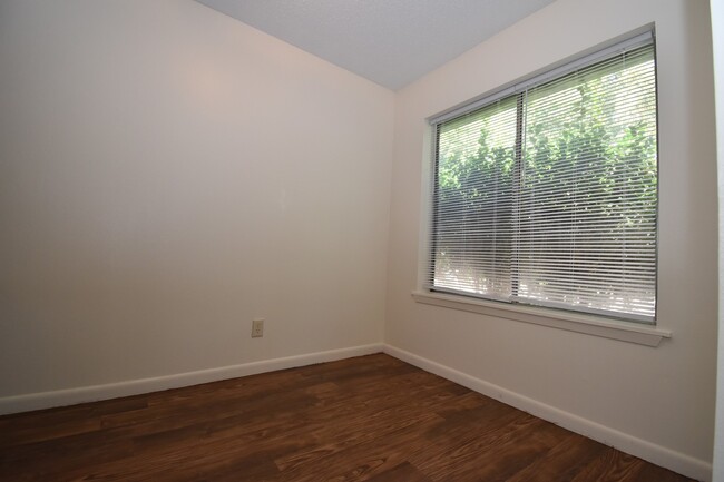 Building Photo - Saratoga Street Duplex