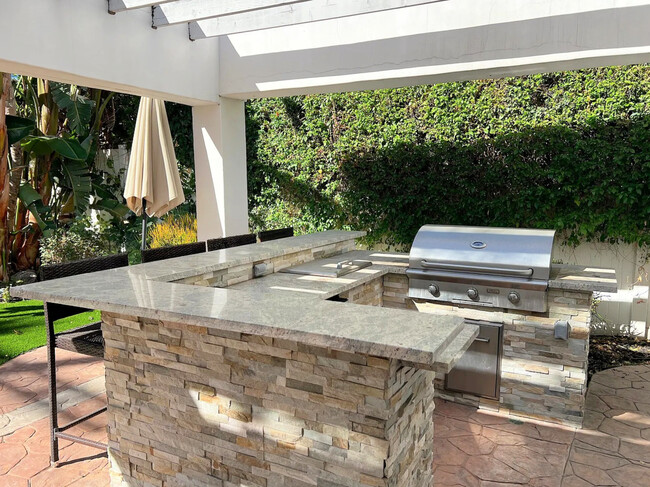 Built-in BBQ entertaining area - 4513 Tyrone Ave