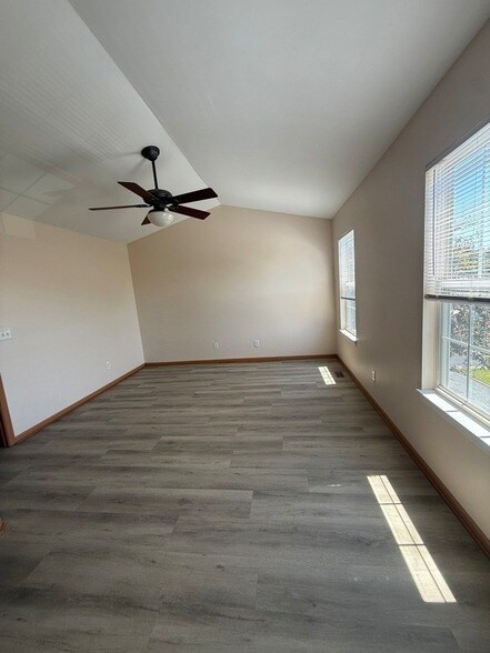 Building Photo - 757 Bayles Dr