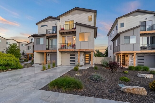 Primary Photo - Boise Bench 3bd/2bd Townhome with VIEWS of...