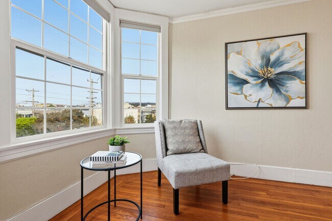 Building Photo - Charming Seacliff Top Floor Condo Unit with views of Golden Gate Bridge!