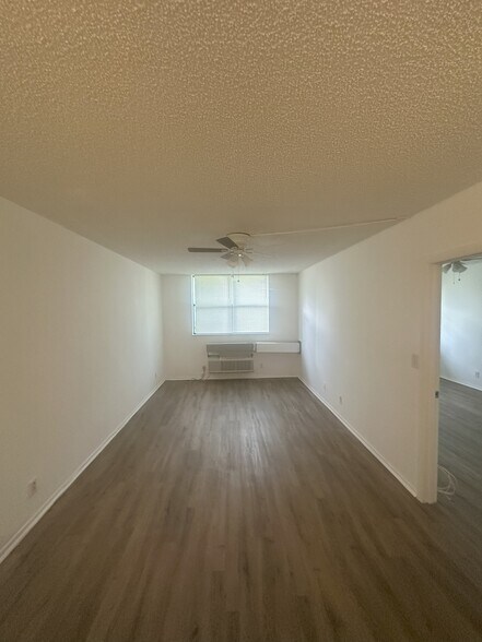 Living Room - 2501 Riverside Dr