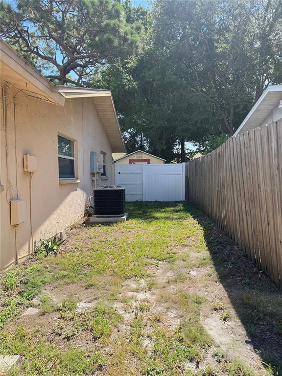 Building Photo - 813 Lake Palms Dr