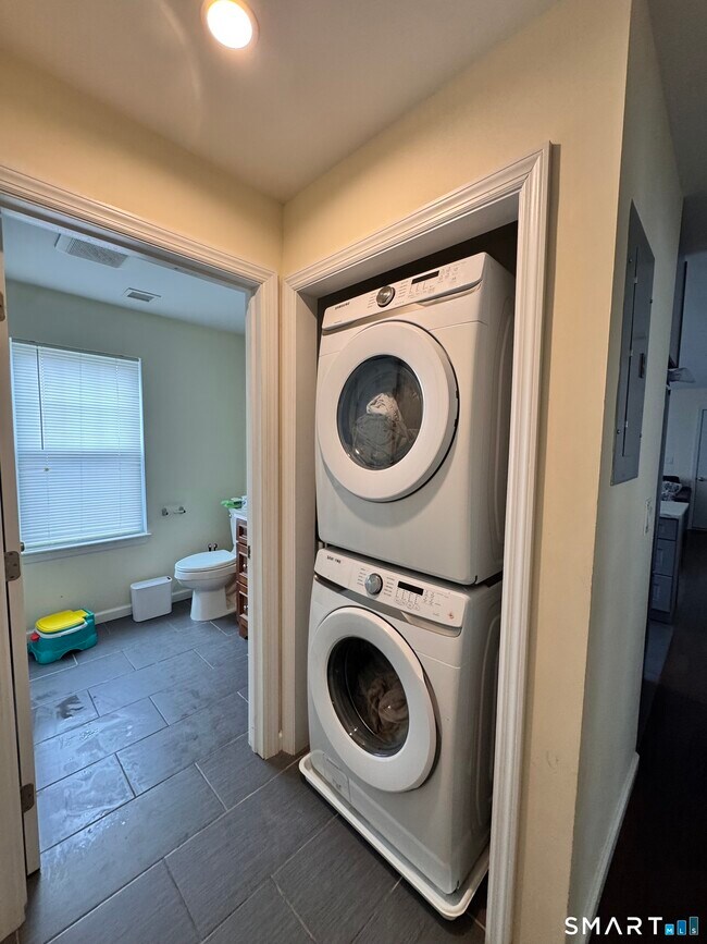 Building Photo - 18 Soundview Ave