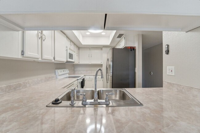 Building Photo - Central Phoenix Gem! Private Patio, Gated, Pool + Underground Parking