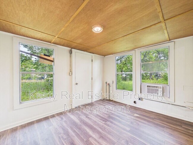 Building Photo - 119 Delories St