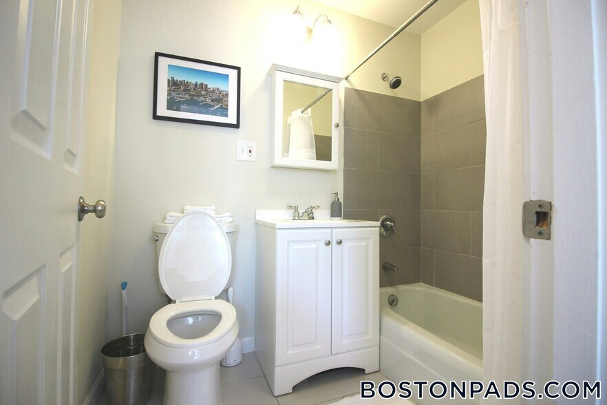 Building Photo - 538 E Broadway