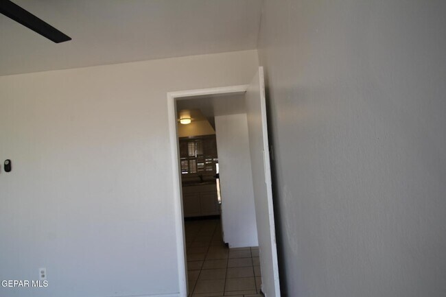 Building Photo - 317 Thunderbird Dr