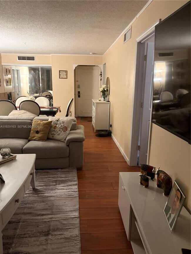 Building Photo - 3401 N Country Club Dr