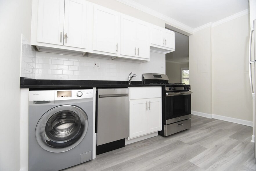 Building Photo - 655 W Roscoe St